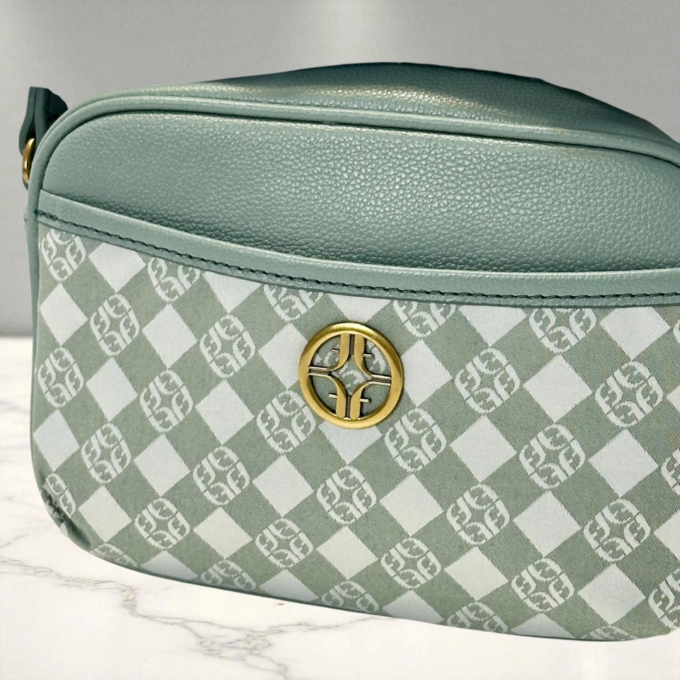 Bolso Bandolera para Cámara Fossil Brennon Verde Salvia Claro y Plata Monograma Nuevo con Etiquetas $180 Foto 3 de 4