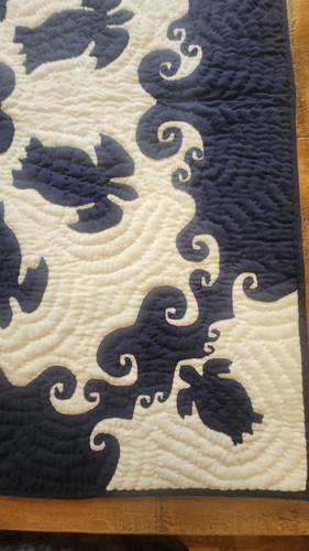 Colgante de pared acolchado azul hawaiano, tortugas de Michael J. Gillan, 31,5" x 31,5" - Imagen 5 de 11