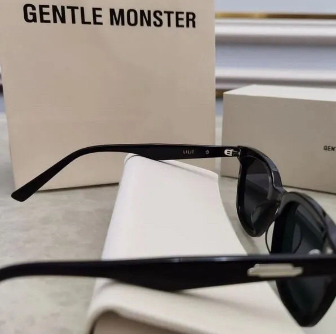 【極美品ケース付】GENTLE MONSTER LILIT ブラック シルバー PCS0QV38YTC0_FRONT.jpg