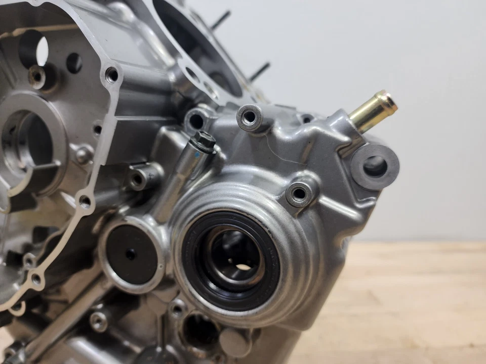 Корпуса картера двигателя для Suzuki SV650 2004 - 2009 годов выпуска 11301-20883 - Изображение 4 из 4