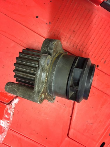 Volkswagen Transporter T4 Wasserpumpe und Riemenscheibe Sitz Audi VW 038121031F