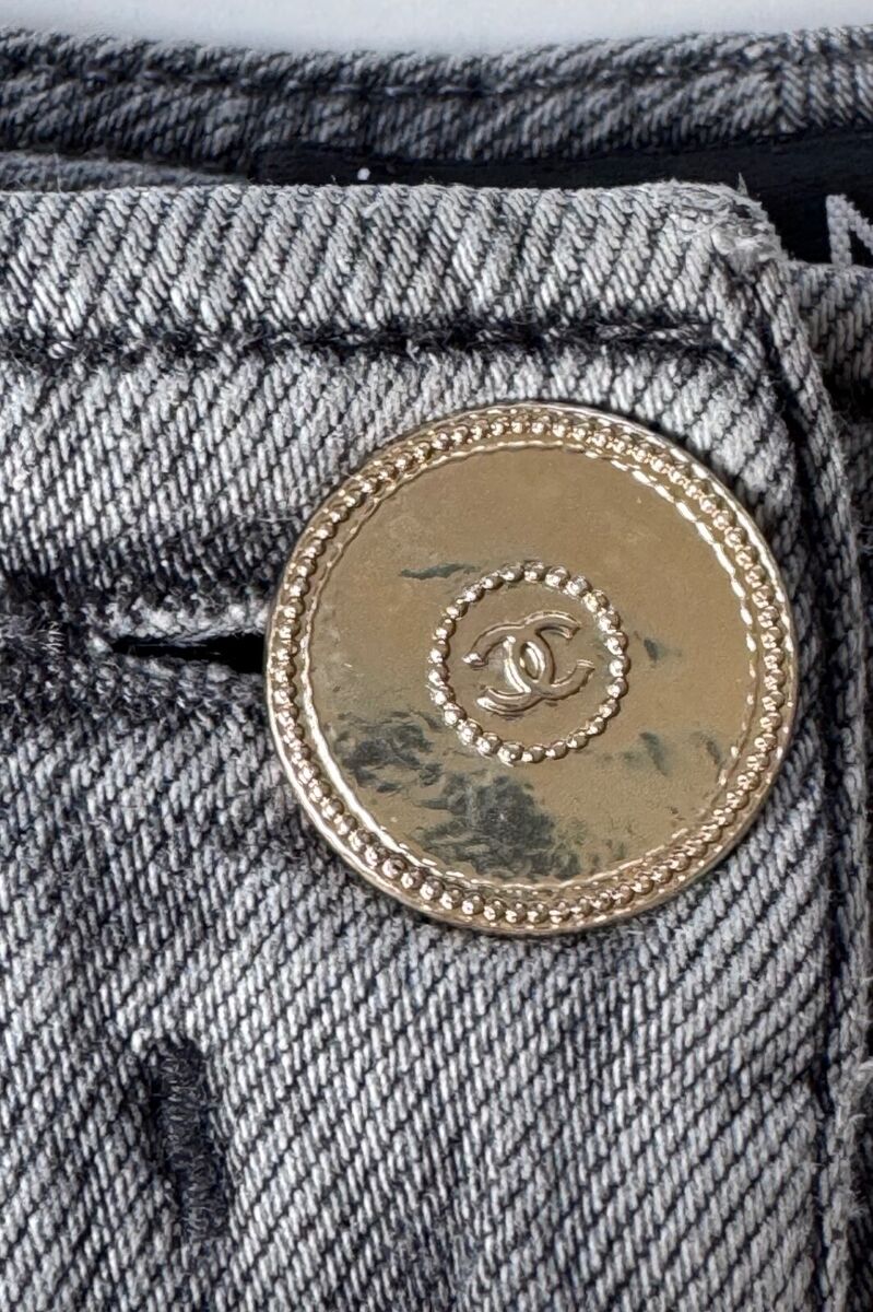 $3450 2024 24P CHANEL GRAY JEANS CC LOGO EMBROIDERED DENIM $3450 2024 24P CHANEL GRAY JEANS CC LOGO EMBROIDERED DENIM
