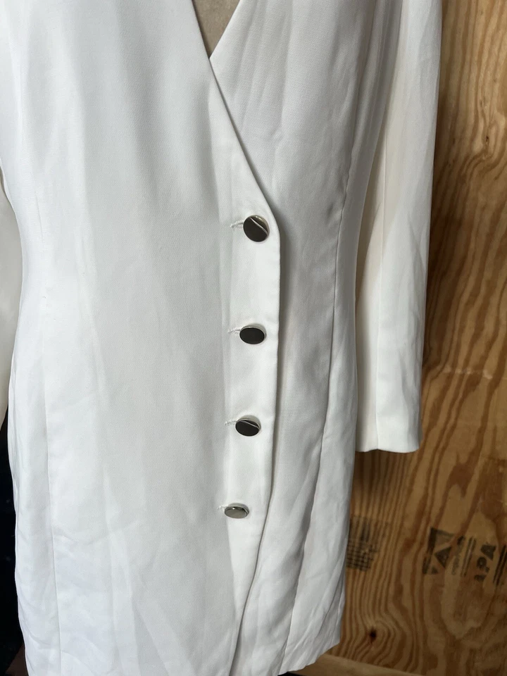 Vestido blazer con botones dorados corte escote profundo. Foto 4 de 4