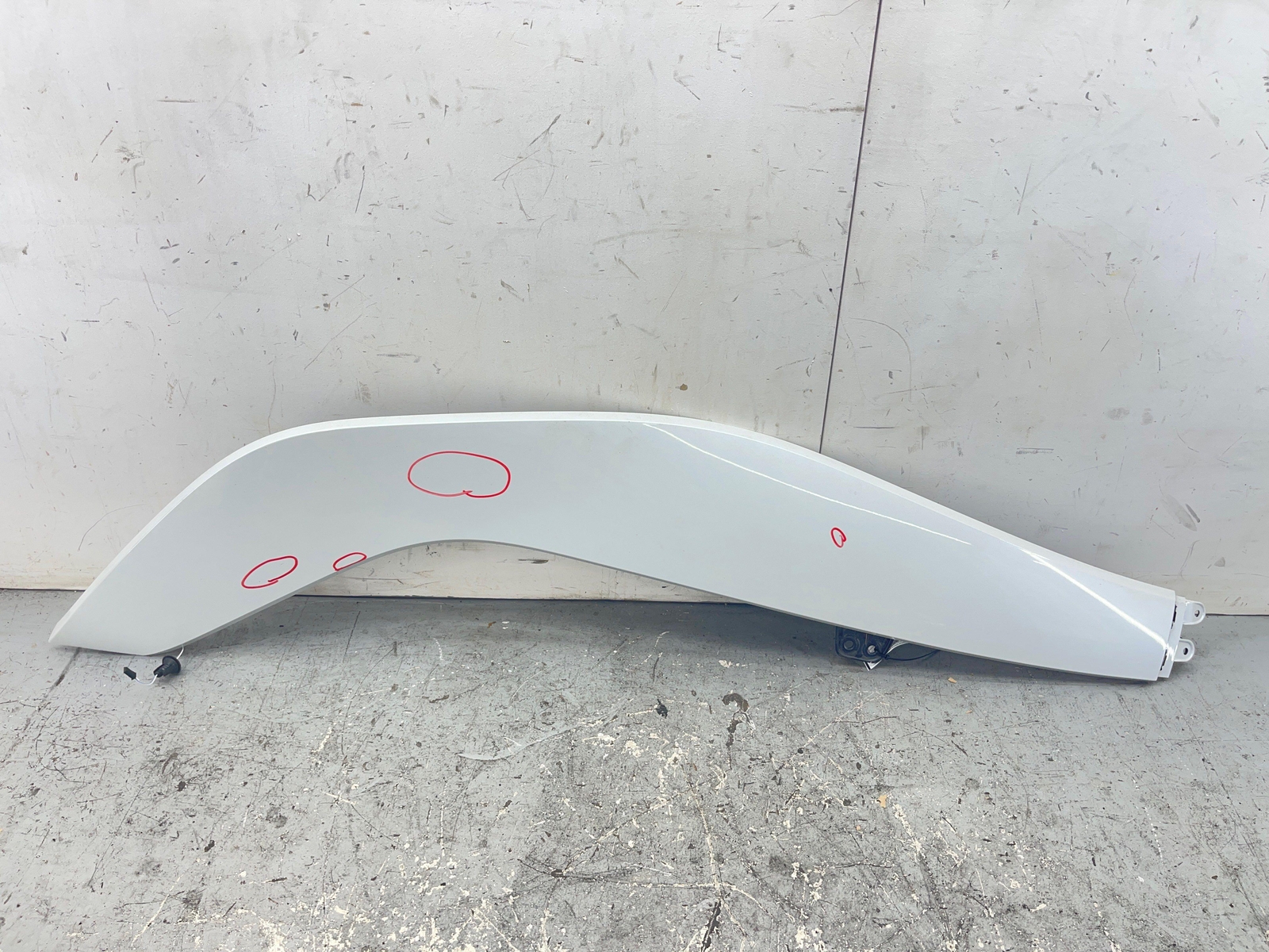 2014-2019 BMW I8 OEM REAR LEFT RETAINING RAIL MOLDING PANEL 51447336415