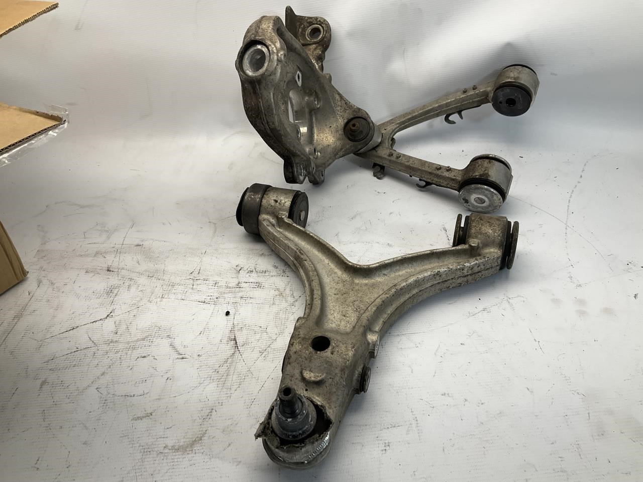 09-19 Maserati GranTurismo Front Right Spindle Knuckle w/ Arm Set (3) Q