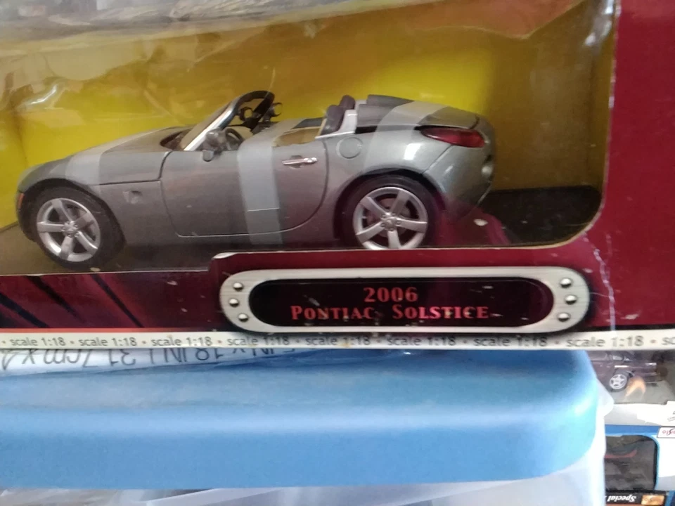 Road Signature 2006 PONTIAC SOLSTICE CONVERTIBLE 1:18 SCALE diecast replica - Image 2 of 4