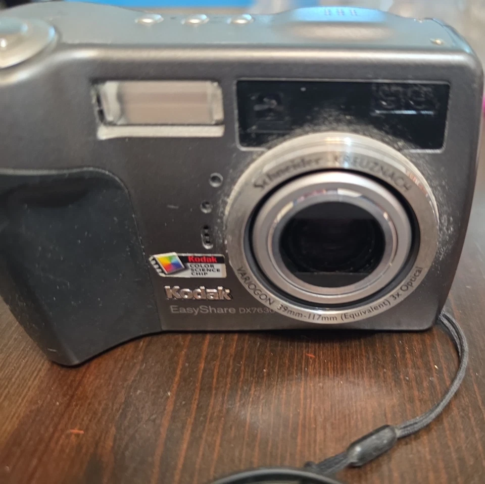 Vintage Used Kodak EasyShare Digital Cam DX7630 6.1MP w/ Battery, Lens Cap - Image 2 of 4