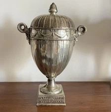 Antica urna coperta con piatto in argento 