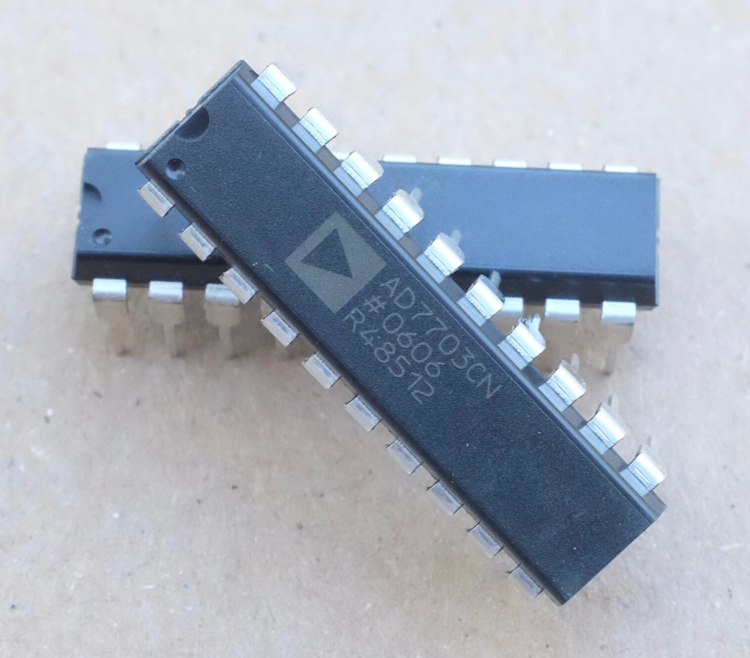 AD7703CN convertisseur analogique numérique 20-Bit résout les erreurs de mesure DIP20