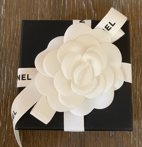 BNIB Authentic CHANEL Golden Metal White Leather Brooch Pin 22S - Picture 13 of 13