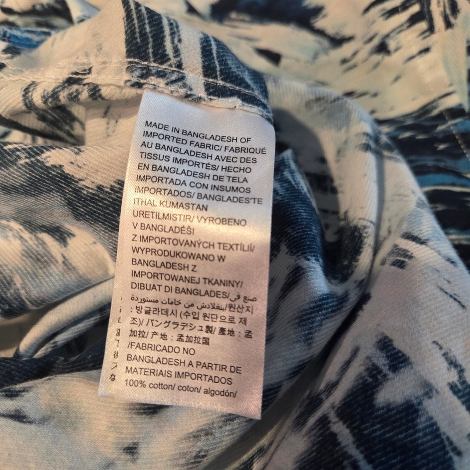 Calvin Klein LARGE Abstract Pattern Short Sleeve … - image 6