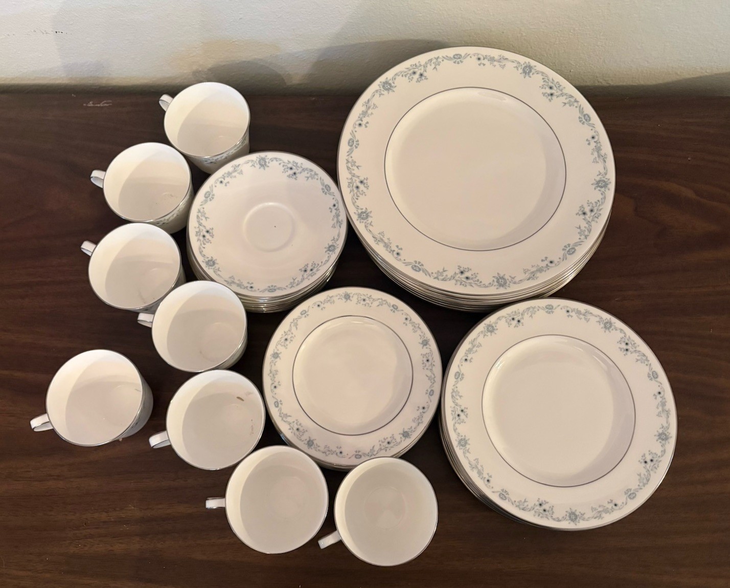 Lot 40 pcs Vintage ROYAL DOULTON Porcelain Dinnerware Place 
