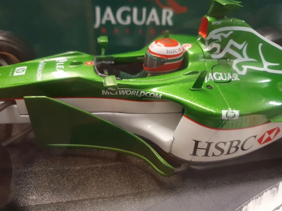 Coche de lanzamiento Hotwheels 1:18 26699 Eddie Irvine Jaguar R1 2000 Foto 4 de 4