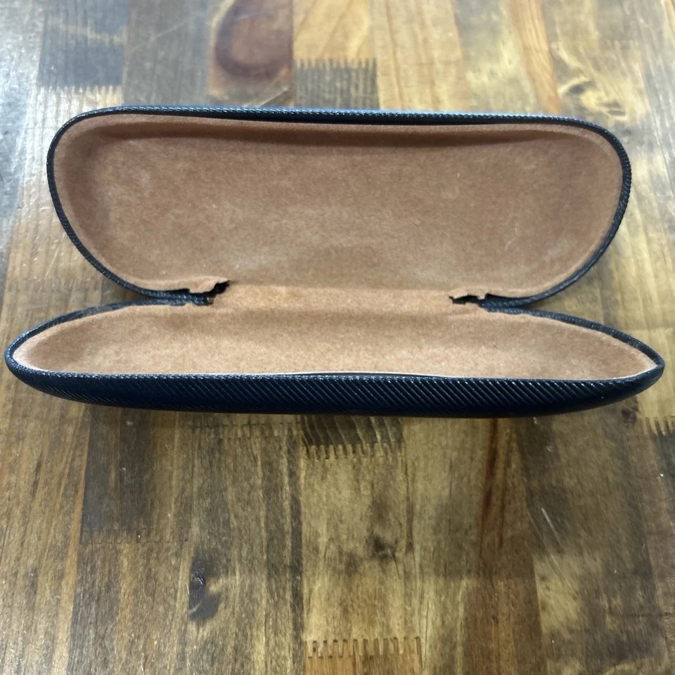 Estuche rígido con textura negra para gafas Brooks Brothers Foto 3 de 4