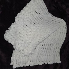 Biały kocyk niemowlęcy kroczek ręcznie robiony, około 85 cm X 73cm neutralny płciowo