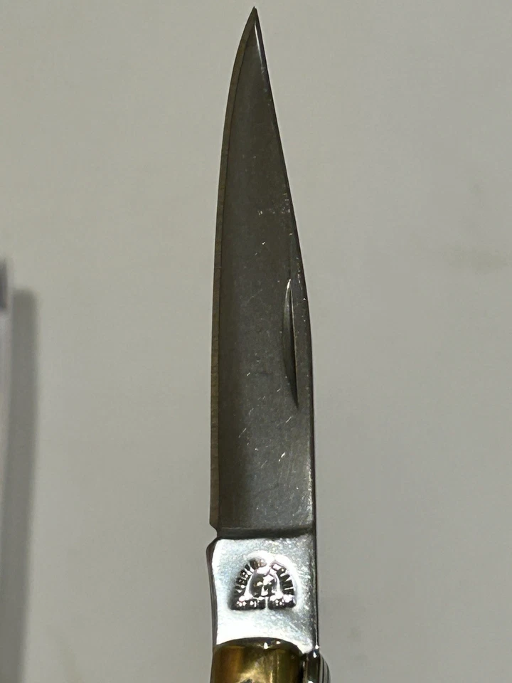 Cuchillo de bolsillo azul hoja de bloqueo plegable manual premium Kissing Crane Stiletto certificado de autenticidad Foto 2 de 4