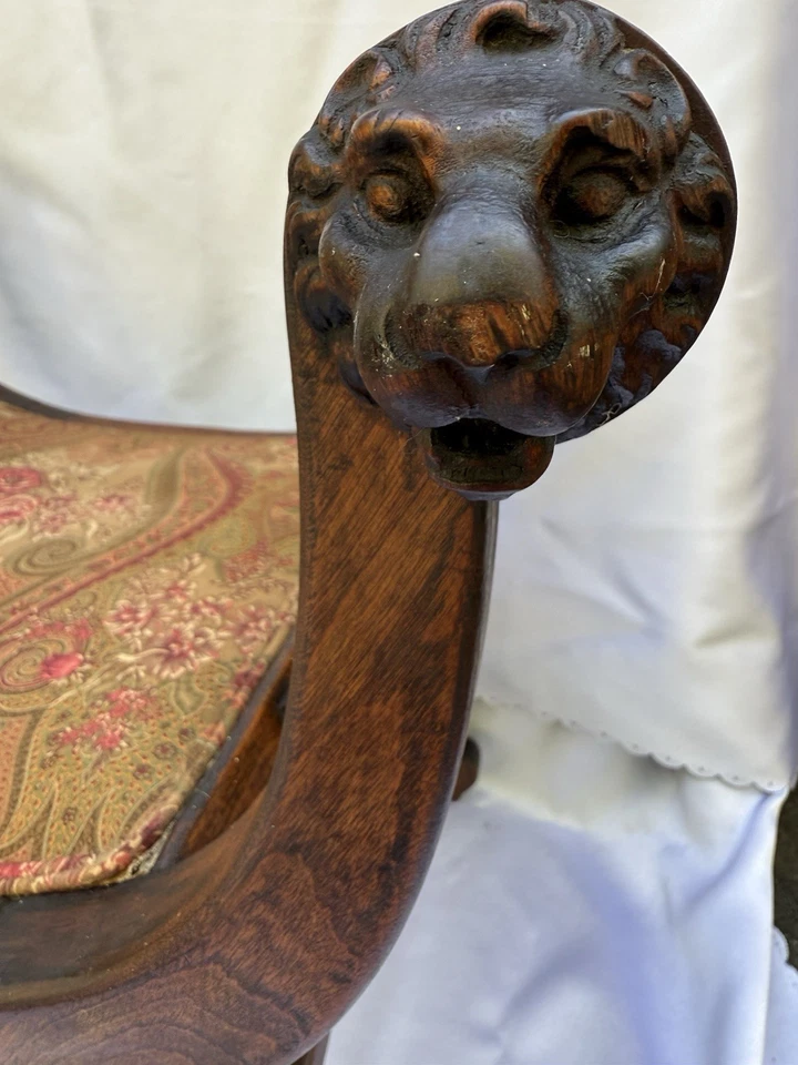 Antique French Bench With Ornate Lion’s Head Carvings And Upholstered Seat Foto 4 de 4