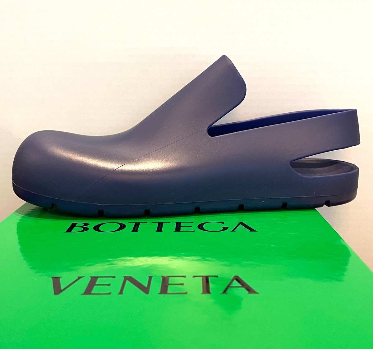 Bottega Veneta 661269 Womens/unisex Molded Matt Rubber Sandals, 39