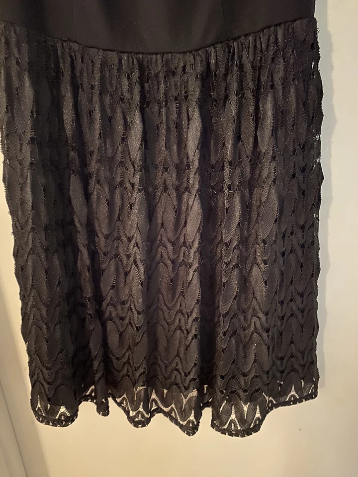 Vestido Xhilaration Juniors Medio Negro Tejido Superior Encaje Parte Inferior Cremallera Espalda Foto 3 de 4