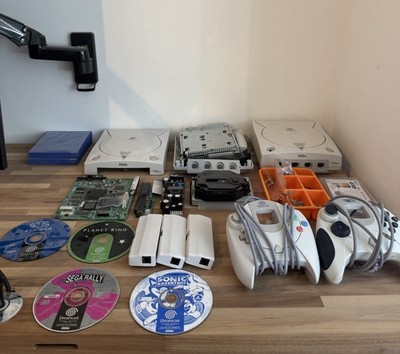 Sega Dreamcast Konsole x2 BUNDLE (eine funktioniert, eine teilweise funktioniert, BESCHREIBUNG LESEN)