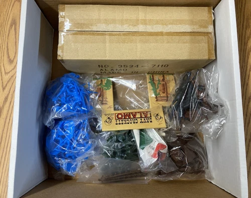 Marx  Repilca Alamo Playset Tin Litho Alamo Fort 54 MM with Extra BMC figures