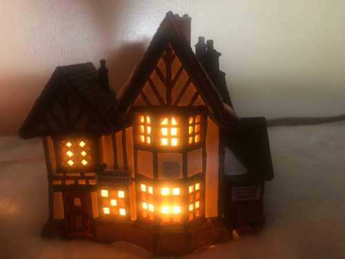 Casa iluminada pueblo de Navidad Hembleton Pewterer Dept 56 Dickens 58009 - Imagen 2 de 4