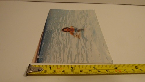 2000S VINTAGE FOUND PHOTOGRAPH COLOR ART PHOTO WHITE WOMAN ALONE SWIMMING POOL - Picture 4 of 4