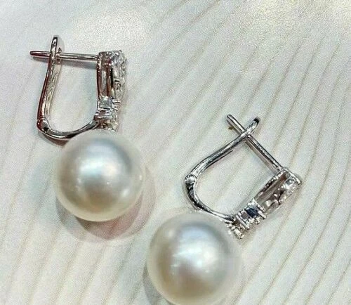 Preciosos pendientes colgantes y colgantes de perlas blancas de corte redondo de 3 quilates con acabado en oro blanco de 14 k Foto 2 de 4