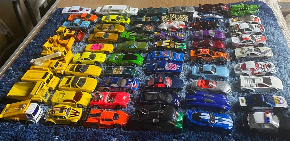 Лот товаров со спичечными коробками автомобилей винтажные несколько брендов и цветов для добавления в вашу коллекцию. - Изображение 3 из 4