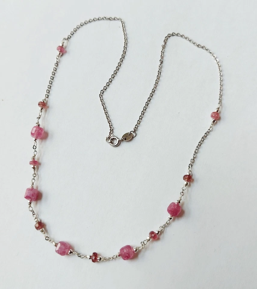 Collana in argento 925 rodiata con cubi di tormalina rosa naturale e sfaccettata - Immagine 4 di 4
