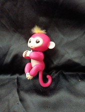 Fingerlings Interactive Monkey Bella WowWee Finger Toy Pink Yellow Hair Works..