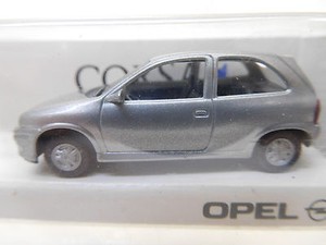 Opel Corsa B 2t&uuml;rig Marseillerot-met. Herpa 031356 In Der
