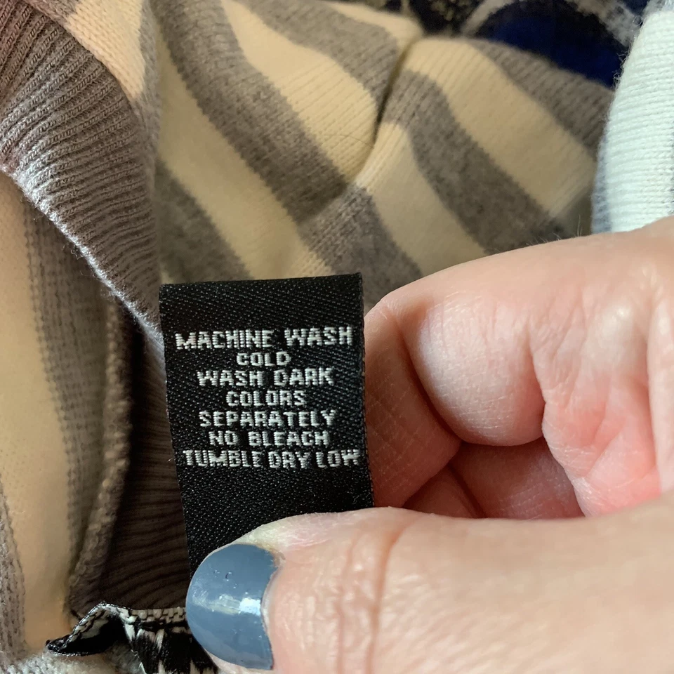 Urban Behavior Juniors Top Sz L Gray White Striped V Neck Long Sleeve Fitted  - Image 4 of 4