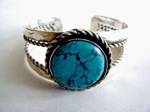 Hammered Silver Tone Open Cuff Bracelet With Round Turquoise Stone New With Tag - Afbeelding 1 van 2