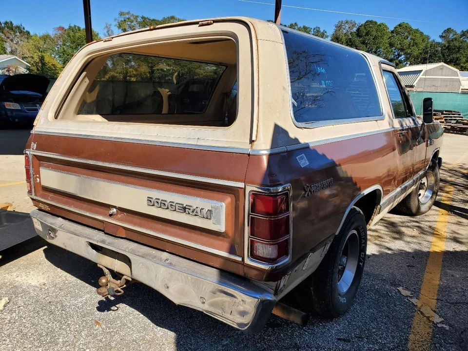 Dodge Ramcharger 1983 1984 1985 OEM parachoques delantero tiene algunas abolladuras  Foto 3 de 4