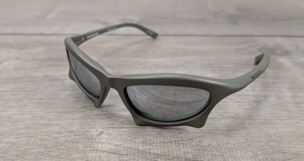 Balenciaga Gray Textured Square Sunglasses Balenciaga: Silver Mono Square Sunglasses | SSENSE main image 2