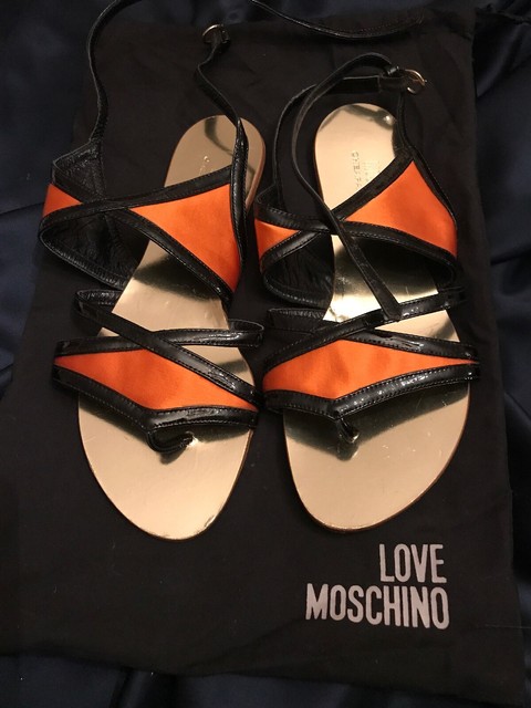 moschino thong sandals