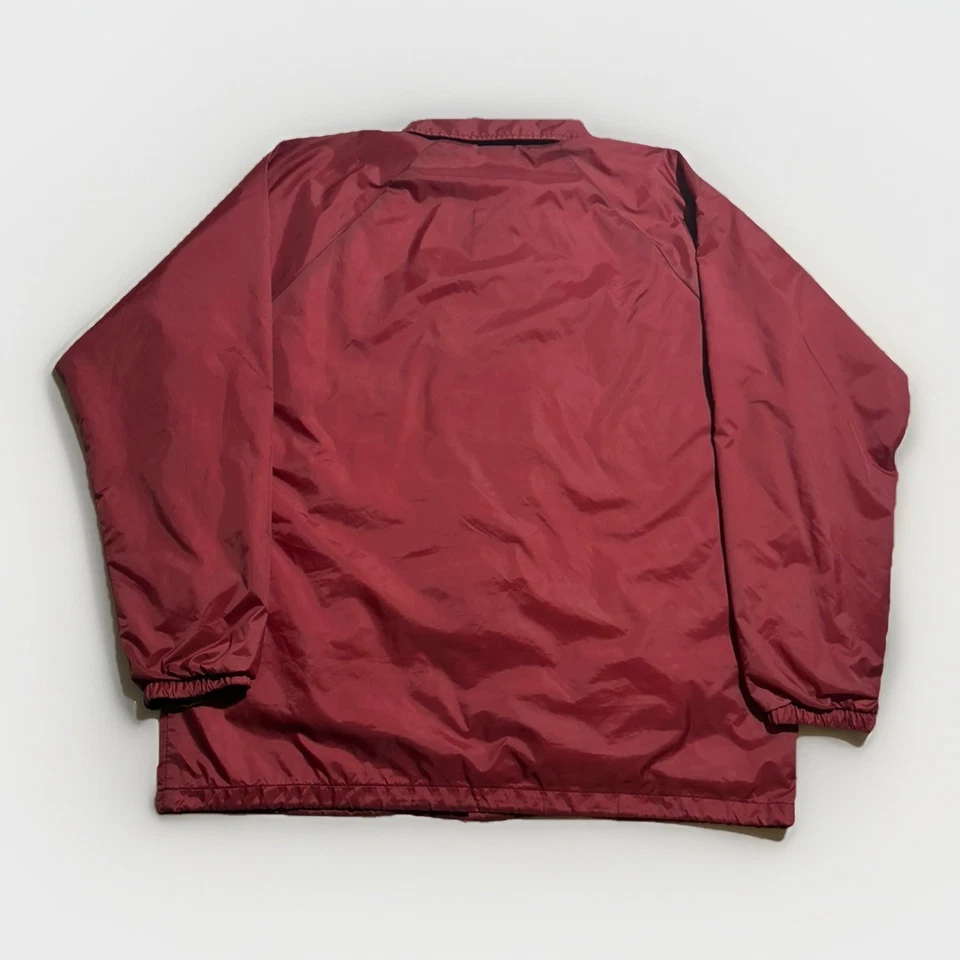 Chaqueta de Entrenador de Nylon Granate Ropa de Trabajo Big Mac Forrada en Franela 2XL Hecha en Emiratos Árabes Unidos Foto 2 de 4