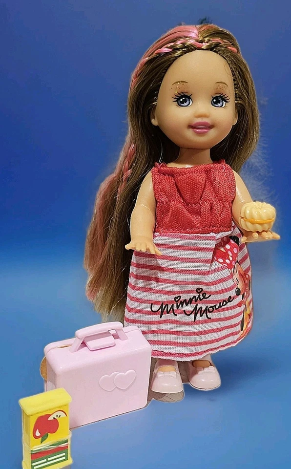 MUÑECA KELLY DE PELO MORENA Y ROSA ÚNICA EN SU CLASE en VESTIDO MINNIE MOUSE + ZAPATOS Y LONCHERA Foto 4 de 4