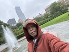 Color Snapshot Photo Digital Original Documentary Man Fountain Park Cityscape — photo 3