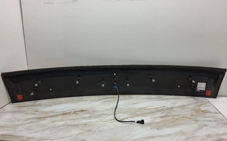 2007 - 2010 LINCOLN MKX TRUNK TAILGATE TRIM BEZEL MOULDING CENTER 3RD BRAKE LAMP - Image 2 of 3