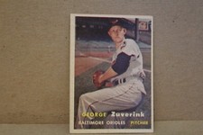 1957 TOPPS GEORGE ZUVERINK   BASEBALL  CARD #11