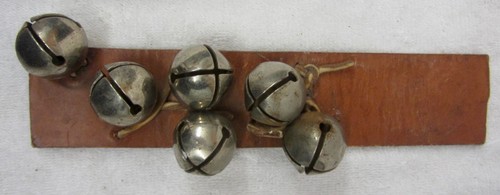 Vintage 6 campanas de trineo Jingle ~1 1/4" de diámetro en correa de cuero cromada 9 1/2" - Imagen 3 de 4