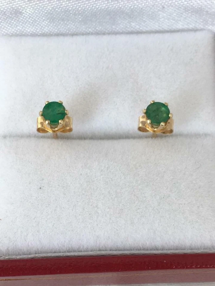 Aretes solitarios de esmeralda verde simulada de 0,30 quilates de oro amarillo de 14 quilates Foto 3 de 4