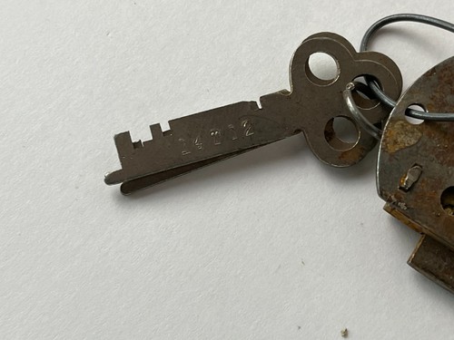 Altes Messing Zugschloss oder Schrankschloss Adlerschloss Co. mit Flachschlüssel funktioniert 2 Schlüssel - Bild 8 von 12