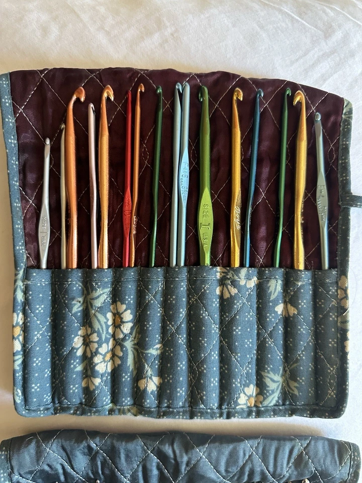 Lot of Vintage Crochet Hooks in Ellen Originals Quilted Case Over 40+ pieces - Image 2 of 4