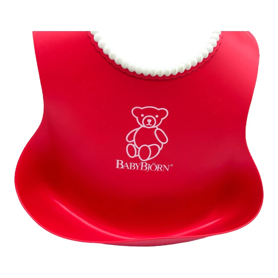 Babero de plástico rojo con borde de cuentas blanco Baby Bjorn para atrapar alimentos Foto 3 de 4