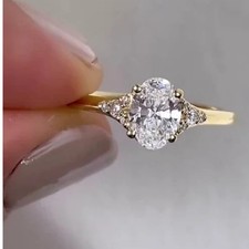 1.15 Carat Oval Cut 18K Yellow Gold IGI Lab Grown Diamond Engagement Ring F VS1