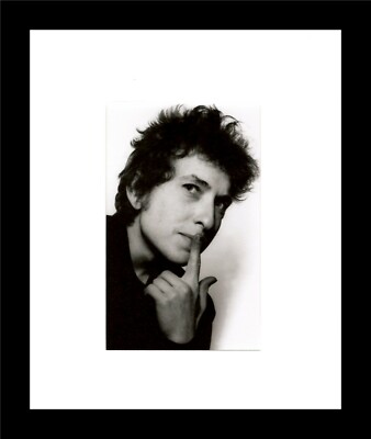 BOB DYLAN - FRAMED PRINT - 1960's IMAGE - O/A FRAME SIZE 200mm x 250mm 