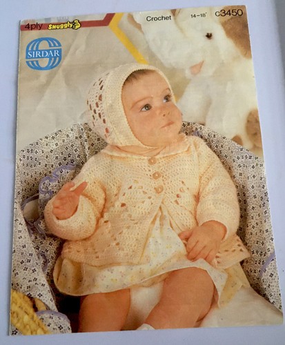 SIRDAR 4-fädig Baby Kuschel Häkelanleitung C3450 Matinee Mantel & Mütze
